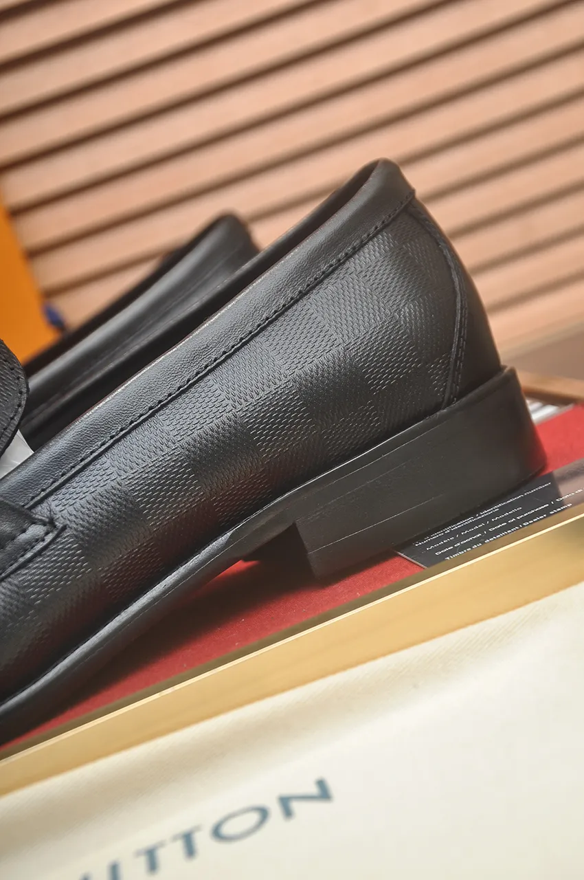Men's men's shoes 💰540💶 [LV] (original single cowhide lining) 🍀LV's latest genuine leather business suit shoes are launched simultaneously on the official website. The first-layer cowhide imported from Italy is made of heavy gold, 💥official website 1:1 rubber outsole. Versatile to wear, high-end without losing class, and the color combination is extraordinary. This four-season style is alluring when worn on your feet, showing off your big-name flair. Standard code 39-45 (45 customized)